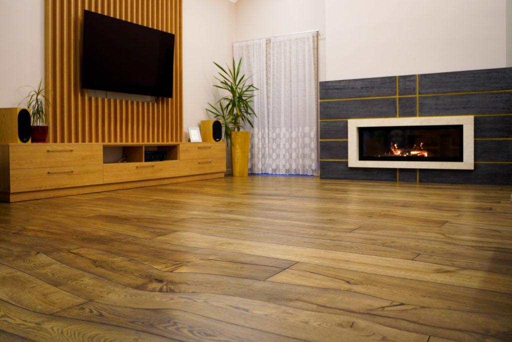 Quiet curved edge flooring in a private home living room